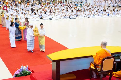 ภาพ No.209620:วันอาทิตย์ที่ 2 มีนาคม พ.ศ. 2568 พิธีภาคบ่าย สัมมนาพิเศษ, ปฏิบัติธรรม พิธีรับมอบพระบรมสารีริกธาตุ ณ สภาธรรมกายสากล วัดพระธรรมกาย