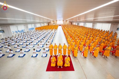 พิธีรับดวงแก้วนักเรียนบาลี ผู้สมัครสอบในนามวัดพระธรรมกาย วันพุธที่ 2 ตุลาคม พ.ศ. 2567 ณ เทวสภา อาคารร้อยปีคุณยายอาจารย์ฯ วัดพระธรรมกาย จ.ปทุมธานี