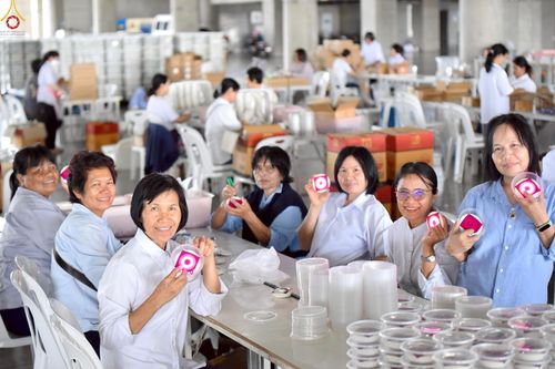 ภาพ No.239962:วันที่ 20-23 สิงหาคม พ.ศ. 2568 การเตรียมงานวันธรรมชัย ใส่ถ่านประทีป LED ที่วิหารคด 7 และ 25 วัดพระธรรมกาย