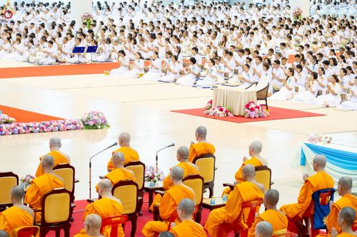 ภาพ No.251233:วันที่ 10 ตุลาคม พ.ศ. 2568 พิธีปฏิบัติธรรม ในวันคล้ายวันเกิด 141 ปี พระมงคลเทพมุนี (สด จนฺทสโร) พระผู้ปราบมาร ณ สภาธรรมกายสากล วัดพระธรรมกาย