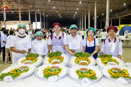 ภาพ No.203652:พิธีถวายภัตตาหารเป็นสังฆทาน แด่พระธรรมยาตรา ณ วัดพระธรรมกาย ตำบลคลองสาม อำเภอคลองหลวง จังหวัดปทุมธานี ในโครงการธรรมยาตรา กตัญญูบูชา มหาปูชนียาจารย์ พระมงคลเทพมุนี(สด จนฺทสโร) พระผู้ปราบมาร อนุสรณ์สถาน 7 แห่ง ปีที่ 13 วันที่ 30 มกราคม พ.ศ. 2568