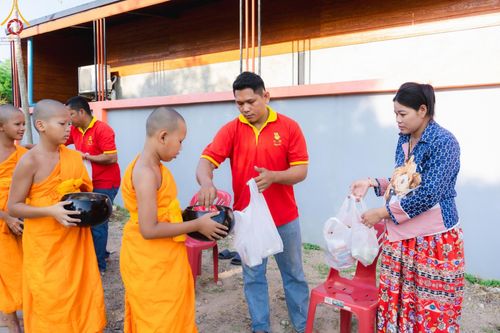 ภาพ No.57827:กิจกรรมบิณฑบาตของสามเณร โครงการบรรพชาสามเณร ฟื้นฟูพระพุทธศาสนาทั่วไทย ธุดงคสถานชลบุรี ณ ชุมชนบ้านห้วยเหียน ตำบลบ่อวิน  อำเภอศรีราชา จังหวัดชลบุรี วันที่ 27 เมษายน พ.ศ. 2567
