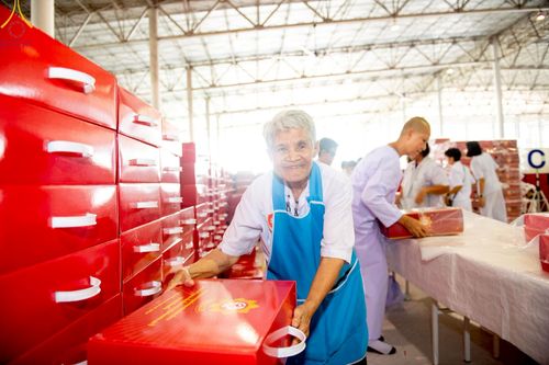 ภาพ No.214313:วันที่ 29 มีนาคม พ.ศ.2568 กิจกรรมใส่ถุงซิปกล่องไทยธรรม เพื่อรักษาความประณีตของกล่องไทยธรรม ในทุกสภาพอากาศ ณ บ้านแก้วเรือนทองคุณยาย วัดพระธรรมกาย