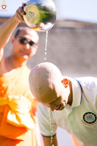 ภาพ No.83335:พิธีตัดปอยผมธรรมทายาทและฝากตัวเป็นศิษย์ ในโครงการอบรมพระธรรมทายาททวีปยุโรป รุ่นที่ 9 วันพุธที่ 12 มิถุนายน พ.ศ. 2566 ณ วัดพระธรรมกายเบเนลักซ์ ประเทศเบลเยี่ยม