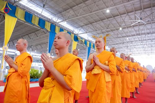 ภาพ No.237419:วันอาทิตย์ที่ 10 สิงหาคม พ.ศ.2568 พิธีมอบใบประกาศเกียรติคุณ โครงการสอบบาลี "ฉลองแชมป์" บูชาธรรม 80 ปี หลวงพ่อธัมมชโย ประจำปี 2568 และ พิธีมอบดวงแก้วสามเณรทรงบาลีไวยากรณ์ ณ สภาธรรมกายสากล วัดพระธรรมกาย ปทุมธานี