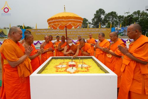 ภาพ No.174078:พิธีวางศิลาฤกษ์มหาสมบัติ โปรยรัตนชาติบ่อมงคลเศรษฐี ติดแผ่นทอง ลูกนิมิต - ช่อฟ้า เพื่อสถาปนาสร้างอุโบสถ บูชาธรรม 80 ปีหลวงพ่อธัมมชโย ณ วัดทุ่งเจริญธรรม อ.อมก๋อย จ.เชียงใหม่ วันที่ 8 พฤศจิกายน พ.ศ. 2567