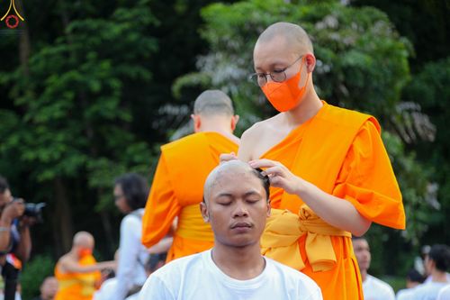 ภาพ No.102744:พิธีตัดปอยผม และปลงผมธรรมทายาท ชาวอินโดนีเซียกว่า 1,000 คน ณ มหาเจดีย์บุโรพุทโธ ประเทศอินโดนีเซีย อบรมระหว่างวันที่ 16-28 ธันวาคม พ.ศ. 2566