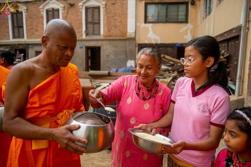 ภาพ No.80212:สามเณรในโครงการบรรพชาสามเณรหมู่ รับบิณฑบาตจากญาติโยมสาธชุน บริเวณชุมชน Patan และ Thamel กรุงกาฐมาณฑุ ประเทศเนปาล วันที่ 31 มีนาคม พ.ศ. 2566