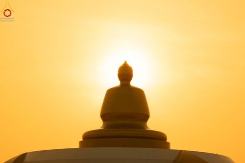 ภาพ No.201006:พิธีตักบาตรพระธรรมยาตรา ณ อนุสรณ์สถานลำดับที่ 5 สถานที่เผยแผ่วิชชาธรรมกายครั้งแรก อนุสรณ์สถานบางปลา วัดบางปลา อำเภอบางเลน จังหวัดนครปฐม ในโครงการธรรมยาตรา กตัญญูบูชา มหาปูชนียาจารย์ พระมงคลเทพมุนี(สด จนฺทสโร) พระผู้ปราบมาร อนุสรณ์สถาน 7 แห่ง ปีที่ 13