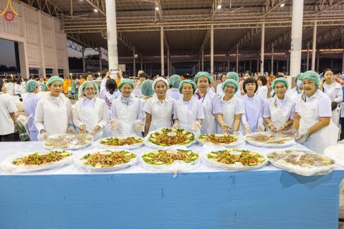 ภาพ No.188149:พิธีถวายภัตตาหารเป็นสังฆทาน แด่พระธรรมยาตรา ในโครงการธรรมยาตรา กตัญญูบูชา มหาปูชนียาจารย์ พระมงคลเทพมุนี(สด จนฺทสโร) พระผู้ปราบมาร อนุสรณ์สถาน 7 แห่ง ปีที่ 13 ณ สภาธรรมกายสากล วัดพระธรรมกาย วันที่ 2 มกราคม พ.ศ. 2568