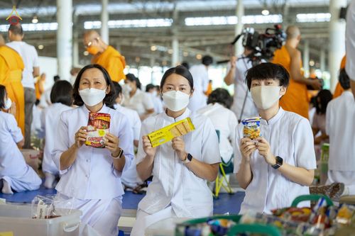 ภาพ No.80806:พิธีตักบาตร , พิธีบูชาข้าวพระในวันอาทิตย์ต้นเดือน วันที่ 7 พฤษภาคม พ.ศ. 2566 ณ วัดพระธรรมกาย