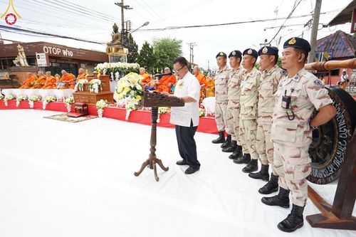 ภาพ No.146221:ตักบาตรพระ 1,384 รูป ทำบุญเมืองฝางครบรอบ 1,383 ปี ถวายเป็นพระราชกุศลแด่พระบาทสมเด็จพระเจ้าอยู่หัว เนื่องในโอกาสพระราชพิธีมหามงคล เฉลิมพระชนมพรรษา 6 รอบ 72 พรรษา วันเสาร์ที่ 27 กรกฎาคม พ.ศ.2567  ณ ถนนหน้าที่ว่าการอำเภอฝาง จ.เชียงใหม่