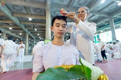 ภาพ No.242936:วันที่ 31 สิงหาคม พ.ศ. 2568 พิธีตัดปอยผมและปลงผม โครงการอุปสมบทหมู่บูชาธรรม ครบรอบ 108 ปี วันครูผู้ค้นพบวิชชาธรรมกาย ณ วัดพระธรรมกาย