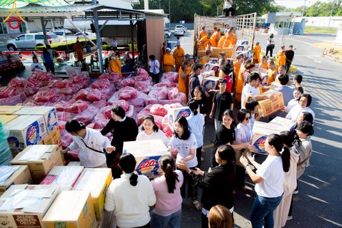 ภาพ No.273655:วันที่ 27 พฤศจิกายน พ.ศ. 2568 คณะศิษยานุศิษย์วัดพระธรรมกาย มูลนิธิธรรมกาย มอบอาหารและสิ่งของความช่วยเหลือให้พี่น้องชาวใต้ ผู้ประสบอุทกภัยน้ำท่วม