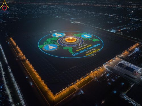 ภาพ No.59858:คณะสงฆ์และสาธุชนร่วมใจกัน สวดมนต์บทธัมมจักกัปปวัตนสูตร ครบ 6,315,808,080 จบ และจุดประทีปแปรอักษร ถวายเป็นพุทธบูชา เนื่องในวาระ "ฉลองอายุวัฒนมงคล 80 ปี หลวงพ่อธัมมชโย" ณ ลานธรรม มหารัตนวิหารคด วัดพระธรรมกาย