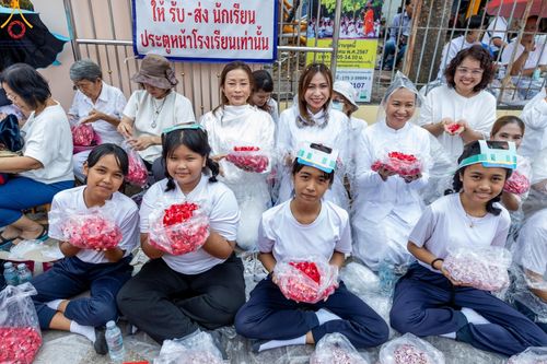 ภาพ No.128176:พิธีอัญเชิญพระบรมสารีริกธาตุ " ใจกลางเมืองนครหาดใหญ่ " เพื่อประดิษฐาน ณ มหารัตนเจดีย์สิริปทุมสวรรค์ (เจดีย์อริยพุทธะ 5 พระองค์) ศูนย์ปฏิบัติธรรมภาคใต้ อ.บางกล่ำ จ.สงขลา  วันที่ 9 มีนาคม พ.ศ.2567 (ชุดที่ 1)