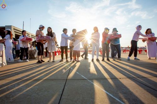 ภาพ No.225035:วันที่ 20 - 27 เมษายน พ.ศ. 2568 "ภาพแห่งความปลื้มที่ไม่มีวันจบ" คณะสงฆ์สามเณร เจ้าหน้าที่ และสาธุชน ร่วมแรงร่วมใจกันเตรียมงานและเก็บงาน เพื่อวันคุ้มครองโลก พิธีถวายมหาสังฆทานคณะสงฆ์ 40,000 กว่าวัดทั่วประเทศ