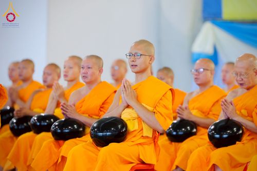 ภาพ No.223321:วันวิสาขบูชา วันอาทิตย์ที่ 11 พฤษภาคม พ.ศ. 2568 พิธีตักบาตร และปฎิบัติธรรม ณ สภาธรรมกายสากล วัดพระธรรมกาย