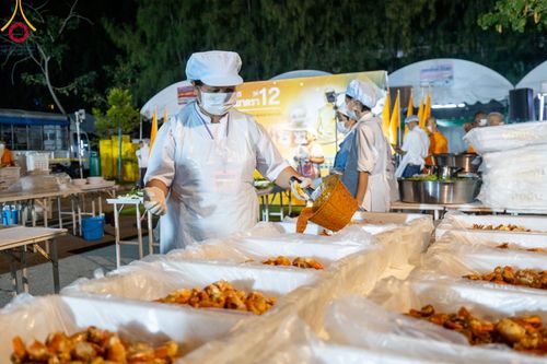 ภาพ No.106668:พิธีถวายภัตตาหารเป็นสังฆทาน แด่คณะพระธรรมยาตราฯ ในโครงการธรรมยาตรากตัญญูบูชา มหาปูชนียาจารย์ พระมงคลเทพมุนี(สด จนฺทสโร) พระผู้ปราบมาร อนุสรณ์สถาน 7 แห่ง ปีที่ 12 วันที่ 6 มกราคม พ.ศ. 2567 ณ อนุสรณ์สถานโลตัสแลนด์ จ.สุพรรณบุรี