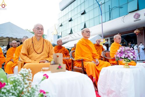ภาพ No.237039:วันอาทิตย์ที่ 10 สิงหาคม พ.ศ. 2568 มหาสังฆทานครั้งยิ่งใหญ่ ตักบาตรพระ 10,000 รูป ถ.นิพัทธ์อุทิศ 3 ใจกลางนครหาดใหญ่ จ.สงขลา (ชุดที่ 2)