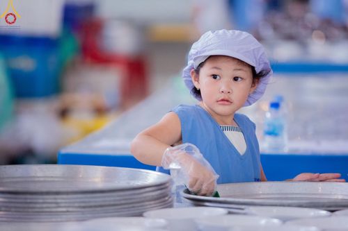 ภาพ No.58798:V.40 ภัตตาหารพระหมื่นวัด เราจัดให้ การปฏิบัติงานของเจ้าหน้าที่และอาสาสมัคร เพื่อรับบุญในการถวายภัตตาหาร แด่คณะสงฆ์ 10,000 กว่าวัดทั่วประเทศ ที่มาร่วมงานวันคุ้มครองโลก จันทร์ที่ 22 เมษายน พ.ศ. 2567 ณ วัดพระธรรมกาย