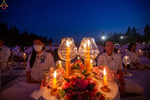 ภาพ No.109793:พิธีจุดประทีปถวายเป็นพุทธบูชา และบูชาธรรมมหาปูชนียาจารย์ วันที่ 10 มกราคม พ.ศ. 2567 ณ อนุสรณ์สถานคลองบางนางแท่น อ.สามพราน จ.นครปฐม