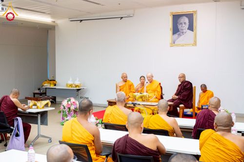 ภาพ No.222692:วันที่ 23 เมษายน พ.ศ. 2568 หลวงพ่อทัตตชีโวต้อนรับคณะสงฆ์เนปาล ณ อาคาร 100 ปี คุณยายมหารัตนอุบาสิกาจันทร์ ขนนกยูง วัดพระธรรมกาย