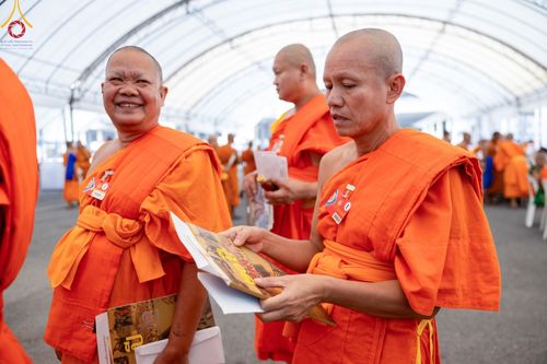 ภาพ No.60296:การต้อนรับพระสังฆาธิการ 10,000 กว่าวัดทั่วประเทศ พิธีมอบปัจจัยช่วยเหลือครู 4 จังหวัดชายแดนภาคใต้ พิธีปฏิบัติธรรม ในวันคุ้มครองโลก วันจันทร์ที่ 22 เมษายน พ.ศ.2567 ณ วัดพระธรรมกาย จ.ปทุมธานี