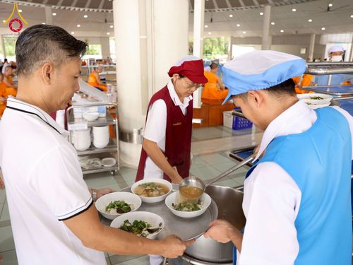 ภาพ No.268285:วันที่ 8 พฤศจิกายน พ.ศ. 2568 พิธีถวายภัตตาหารเมนูสวรรค์ เพื่อการบรรลุธรรม ณ หอฉันคุณยายอาจารย์ฯ วัดพระธรรมกาย