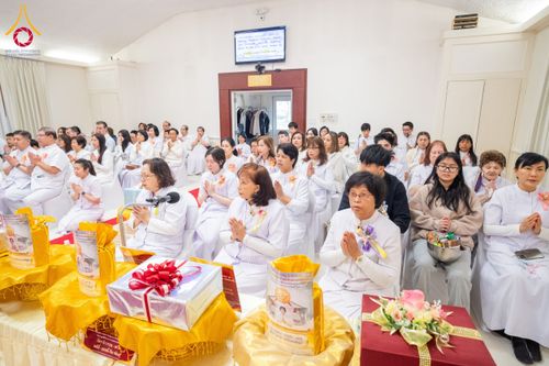 ภาพ No.62357:คณะศิษยานุศิษย์รวมใจสถาปนาและสมโภช ธรรมจักร เพื่ออัญเชิญประดิษฐาน ณ ยอดอุโบสถ 80 ปี หลวงพ่อธัมมชโย วัดพระธรรมกายนิวเจอร์ซี ประเทศสหรัฐอเมริกา  วันอาทิตย์ที่ 7 เมษายน พ.ศ. 2567