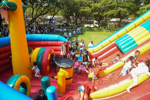 ภาพ No.194124:วัดพระธรรมกาย จัดงานวันเด็กแห่งชาติ ประจำปี พ.ศ.2568 ออกร้านอาหาร 200 ร้าน มอบของขวัญหลายหมื่นชิ้น วันที่ 12 มกราคม พ.ศ. 2568 วัดพระธรรมกาย อ.คลองหลวง จ.ปทุมธานี