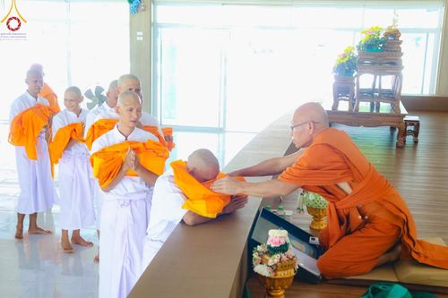 ภาพ No.186436:พิธีตัดปอย ปลงผม เวียนประทักษิณ  มอบบาตรผ้าไตร ขอขมาผู้ปกครอง และพิธีบรรพชาอุปสมบท  โครงการอุปสมบทหมู่บูชาธรรมมหาปูชนียาจารย์  ประจำปี 2567 ณ ศูนย์ปฏิบัติธรรมภาคใต้และวัดคงคาเลียบ อ.บางกล่ำ จ.สงขลา วันอาทิตย์ที่ 8 ธันวาคม พ.ศ. 2567