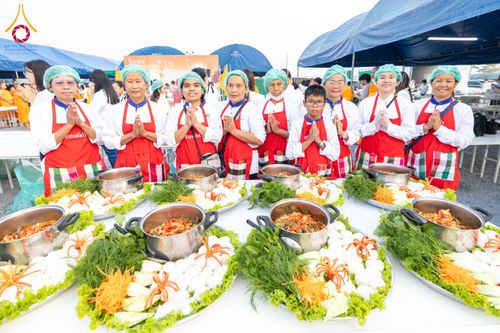 ภาพ No.201412:พิธีถวายภัตตาหารเป็นสังฆทาน แด่พระธรรมยาตรา ณ อนุสรณ์สถานบางปลา วัดบางปลา อำเภอบางเลน จังหวัดนครปฐม ในโครงการธรรมยาตรา กตัญญูบูชา มหาปูชนียาจารย์ พระมงคลเทพมุนี(สด จนฺทสโร) พระผู้ปราบมาร อนุสรณ์สถาน 7 แห่ง ปีที่ 13 วันที่ 25 มกราคม พ.ศ. 2568