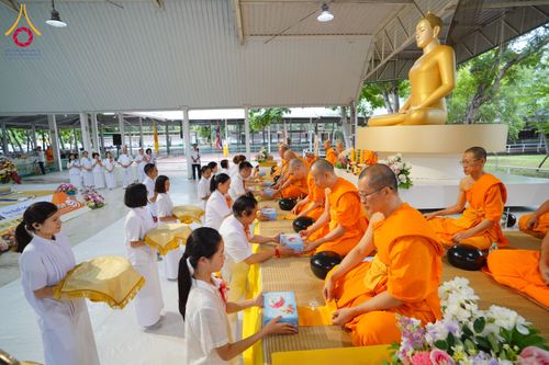 ภาพ No.144261:พิธีตักบาตรพระใหม่  โครงการบรรพชาอุปสมบทหมู่ ธรรมทายาทนานาชาติ (ภาษาจีน) ณ อาคารโถงช้าง วัดพระธรรมกาย วันอาทิตย์ที่ 14 กรกฎาคม พ.ศ. 2567