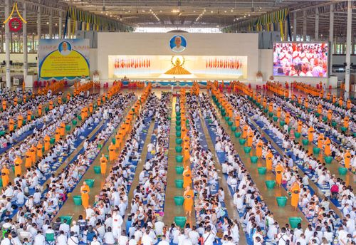 พิธีตักบาตร ข้าวสารอาหารแห้ง ณ บ้านแก้วเรือนทองคุณยายฯ สภาธรรมกายสากล วัดพระธรรมกาย วันอาทิตย์ต้นเดือนที่ 7 เมษายน พ.ศ. 2567