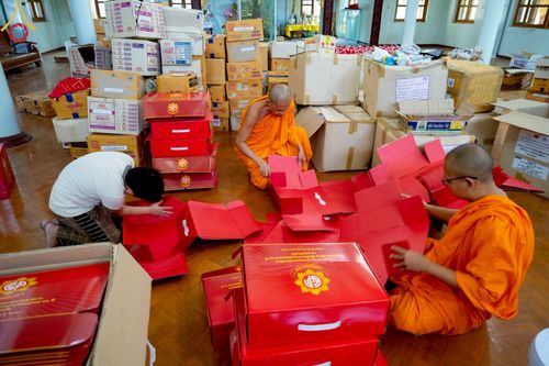 ภาพ No.220017:วันจันทร์ที่ 14 เมษายน พ.ศ. 2568 พระครูสิทธิรัตนวิเทศ ผู้ช่วยเจ้าอาวาสวัดพระธรรมกาย พร้อมด้วยผู้แทนมูลนิธิธรรมกาย และศิษยานุศิษย์หลวงพ่อธัมมชโย ออกเดินทางไปยังพื้นที่เมืองมัณฑะเลย์ สาธารณรัฐแห่งสหภาพเมียนมา โดยได้รับความเมตตาประสานงานเจ้าหน้าที่ภาครัฐจาก