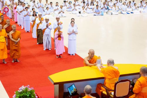 ภาพ No.232131:วันอาทิตย์ที่ 6 กรกฏาคม พ.ศ. 2568 พิธีมอบโล่เกียรติคุณ สวดธัมมจักกัปปวัตตนสูตร และรางวัลโครงการผู้นำแสงสว่างออนไลน์ ณ ห้องแก้วสารพัดนึก1 สภาธรรมกายสากล วัดพระธรรมกาย