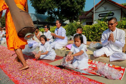 ภาพ No.107840:พิธีต้อนรับพระธรรมยาตรา ในโครงการธรรมยาตรากตัญญูบูชา มหาปูชนียาจารย์ พระมงคลเทพมุนี(สด จนฺทสโร) พระผู้ปราบมาร อนุสรณ์สถาน 7 แห่ง ปีที่ 12 วันที่ 7 มกราคม พ.ศ. 2567 ณ อนุสรณ์สถานคลองบางนางแท่น  อ.สามพราน จ.นครปฐม