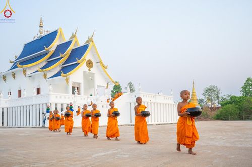 ภาพ No.62230:Photo Story  มหัศจรรย์วัดดงดินแดง Episode 4 กิจกรรมตักบาตรฉลองพระ-เณรกว่า 500 รูป