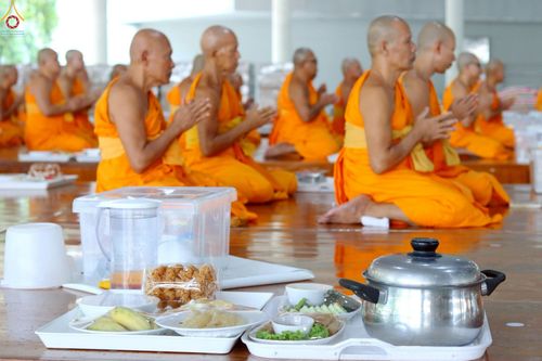 ภาพ No.229657:วันที่ 25 มิถุนายน พ.ศ. 2568 (แรม 15 ค่ำ เดือน 7) พิธีบุพเปตพลี ครั้งที่ 166 ร่วมอุทิศบุญแด่หมู่ญาติที่ล่วงลับไปแล้ว และสืบทอดอายุพระพุทธศาสนา ณ หอฉันคุณยายอาจารย์ฯ วัดพระธรรมกาย