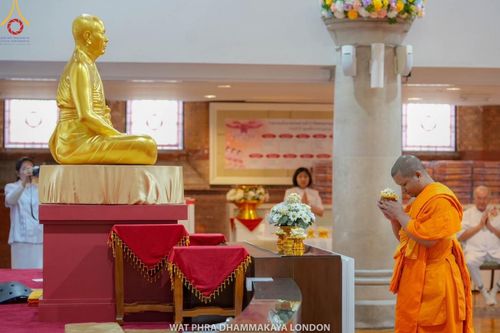 ภาพ No.161370:วัดพระธรรมกายลอนดอน สหราชอาณาจักร จัดงานบุญ น้อมถวายเป็นพุทธบูชา และบูชาธรรมเนื่องในวาระ 140 ปี วันคล้ายวันเกิดด้วยรูปกายเนื้อของ พระมงคลเทพมุนี (สด จนฺทสโร) พระผู้ปราบมาร ในวันที่ 10 ตุลาคม พ.ศ. 2567
