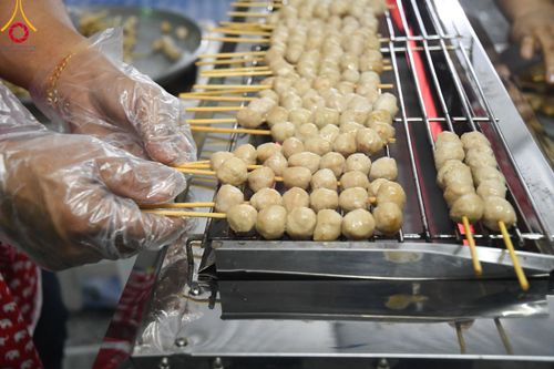 ภาพ No.108979:พิธีถวายภัตตาหารเป็นสังฆทาน แด่คณะพระธรรมยาตราฯ ในโครงการธรรมยาตรากตัญญูบูชา มหาปูชนียาจารย์ พระมงคลเทพมุนี(สด จนฺทสโร) พระผู้ปราบมาร อนุสรณ์สถาน 7 แห่ง ปีที่ 12 วันที่ 9 มกราคม พ.ศ. 2567 ณ อนุสรณ์สถานคลองบางนางแท่น  อ.สามพราน จ.นครปฐม