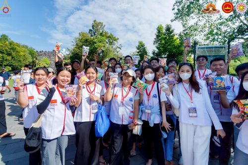 ภาพ No.224728:วันที่ 11 -12 พฤษภาคม พ.ศ. 2568 คณะพระอาจารย์ เจ้าหน้าที่ อาสาสมัคร นักศึกษา ทั้งชาวอินโดนีเซีย และชาวไทย ร่วมแรงร่วมใจ เตรียมงาน เก็บงาน ในวันวิสาขบูชา ณ พระมหาเจดีย์บรมพุทโธ ประเทศอินโดนีเซีย