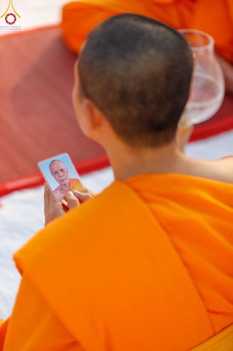 ภาพ No.192624:พิธีจุดประทีปถวายเป็นพุทธบูชา และบูชาธรรมมหาปูชนียาจารย์ ณ อนุสรณ์สถานคลองบางนางแท่น อ.สามพราน จ.นครปฐม ในโครงการธรรมยาตรา กตัญญูบูชา มหาปูชนียาจารย์ พระมงคลเทพมุนี(สด จนฺทสโร) พระผู้ปราบมาร อนุสรณ์สถาน 7 แห่ง ปีที่ 13 วันที่ 10 มกราคม พ.ศ. 2568