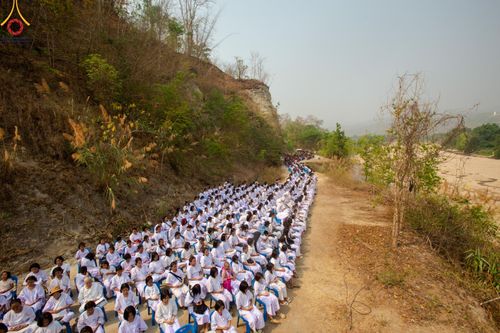 ภาพ No.139323:Photo Story  มหัศจรรย์วัดดงดินแดง Episode 7 พระภิกษุ-สามเณร ในโครงการบรรพชาอุปสมบทหมู่  กว่า 500 รูป ศีลจาริณีและสาธุชนกว่า 500 คน ร่วมพิธีบูชาข้าวพระ วัดดงดินแดง ต.ม่อนจอง อ.อมก๋อย จ.เชียงใหม่ วันอาทิตย์ที่ 7 เมษายน พ.ศ.2567