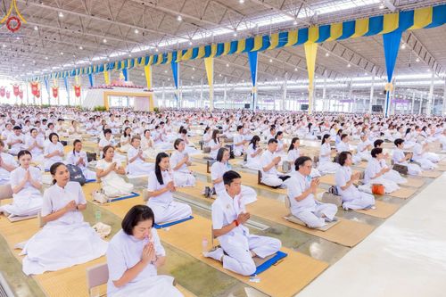 ภาพ No.219383:วันอังคารที่ 22 เมษายน พ.ศ. 2568 พิธีมอบปัจจัยช่วยเหลือครู 4 จังหวัดชายแดนภาคใต้ , พิธีกล่าวคำถวายอุปกรณ์ เพื่อเตรียมการต้อนรับคณะสงฆ์ฯ , พิธีกล่าวคำถวายภัตตาหารเป็นสังฆทาน , คณะสงฆ์ฉันภัตตาหารเพล  เนื่องในวันคุ้มครองโลก พิธีถวายมหาสังฆทานแด่คณะสงฆ์