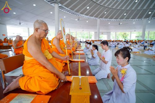 ภาพ No.226507:วันที่ 26 พฤษภาคม พ.ศ. 2568 พิธีบุพเปตพลี ครั้งที่ 164 ร่วมอุทิศบุญแด่หมู่ญาติที่ล่วงลับไปแล้ว และสืบทอดอายุพระพุทธศาสนา ณ หอฉันคุณยายอาจารย์ฯ วัดพระธรรมกาย