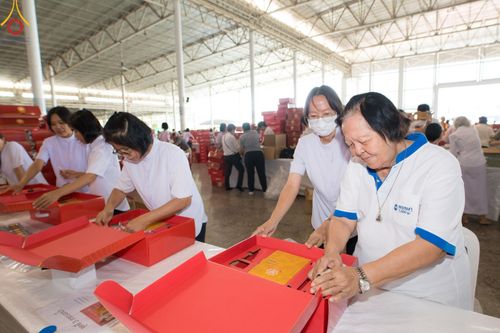 ภาพ No.212236:วันพุธที่ 19 มีนาคม พ.ศ. 2568 การบรรจุไทยธรรมลงกล่องสำเร็จ 43,500 กล่อง เพื่อถวายแด่พระสังฆาธิการ 40,000 กว่าวัดทั่วไทย ในวันคุ้มครองโลก 22 เมษายน พ.ศ. 2568 ณ บ้านแก้วเรือนทองคุณยายฯ วัดพระธรรมกาย