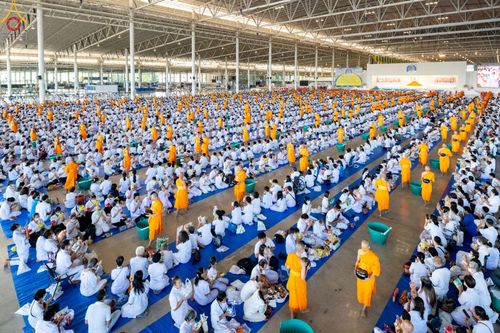 ภาพ No.86818:พิธีตักบาตร , พิธีบูชาข้าวพระ , พิธีจุดเทียนใจ ไฟนิรันดร์ อนันตชัย ในวันอาทิตย์ต้นเดือน 3 กันยายน พ.ศ. 2566 ณ วัดพระธรรมกาย