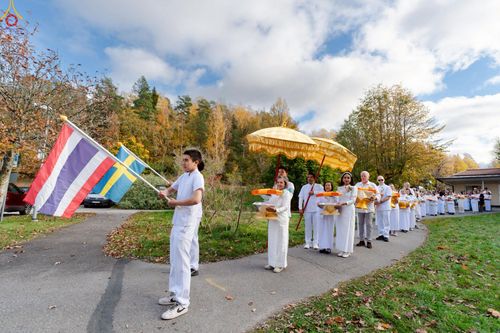 ภาพ No.260656:วันอาทิตย์ที่ 19 ตุลาคม พ.ศ. 2568 พิธีทอดกฐิน วัดพระธรรมกายสตอกโฮล์ม ประเทศสวีเดน 